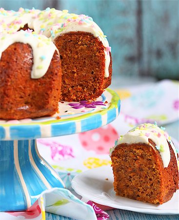 Carrot cakewith walnut and almond for Easter Photographie de stock - Aubaine LD & Abonnement, Code: 400-08016718