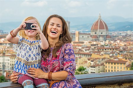 simsearch:400-08016330,k - Happy mother and baby girl taking photo against panoramic view of florence, italy Stock Photo - Budget Royalty-Free & Subscription, Code: 400-08016790