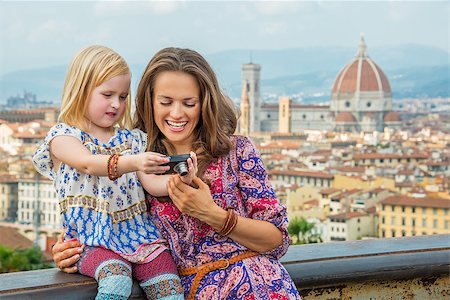 simsearch:400-08341864,k - Happy mother and baby girl checking photos in camera against panoramic view of florence, italy Fotografie stock - Microstock e Abbonamento, Codice: 400-08016791