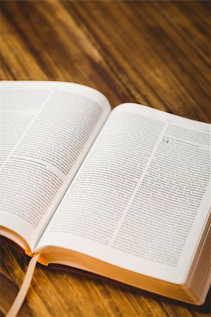 quaker - Open bible on wooden table Foto de stock - Royalty-Free Super Valor e Assinatura, Número: 400-08017479