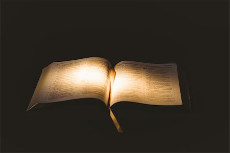 quaker - Light shining on open bible on black background Foto de stock - Royalty-Free Super Valor e Assinatura, Número: 400-08017529