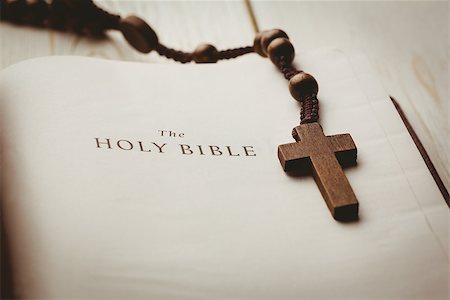 quaker - Open bible and wooden rosary beads on wooden table Foto de stock - Royalty-Free Super Valor e Assinatura, Número: 400-08017523
