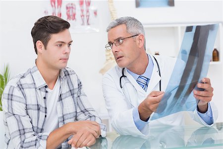 simsearch:400-07275966,k - Doctor showing Xrays to his patient in medical office Foto de stock - Super Valor sin royalties y Suscripción, Código: 400-08018464