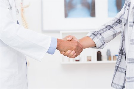 Patient shaking hands with doctor in medical office Photographie de stock - Aubaine LD & Abonnement, Code: 400-08018481