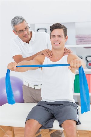 simsearch:400-08018430,k - Doctor examining his patient back in medical office Photographie de stock - Aubaine LD & Abonnement, Code: 400-08018545