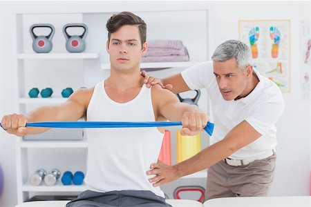 simsearch:400-08018430,k - Doctor examining his patient back in medical office Photographie de stock - Aubaine LD & Abonnement, Code: 400-08018540