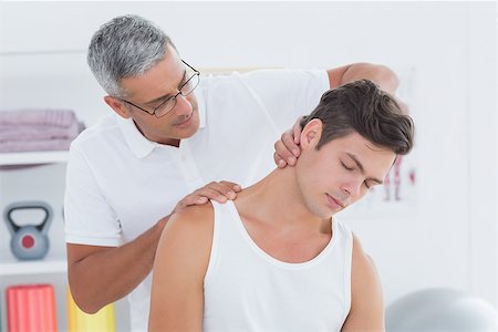 simsearch:400-07232187,k - Doctor doing neck adjustment in medical office Foto de stock - Royalty-Free Super Valor e Assinatura, Número: 400-08018570