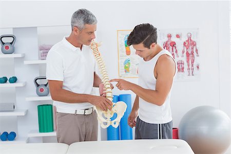 simsearch:400-08018430,k - Doctor showing anatomical spine to his patient in medical office Photographie de stock - Aubaine LD & Abonnement, Code: 400-08018599
