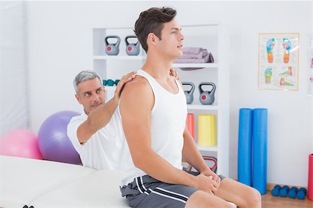 simsearch:400-08018430,k - Doctor examining his patient back in medical office Photographie de stock - Aubaine LD & Abonnement, Code: 400-08018593