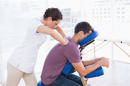 Man having back massage in medical office Stockbilder - Microstock & Abonnement, Bildnummer: 400-08018896