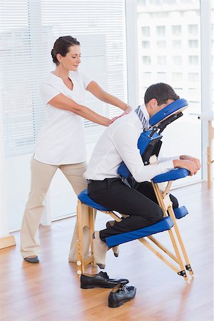 Businessman having back massage in medical office Stockbilder - Microstock & Abonnement, Bildnummer: 400-08018925