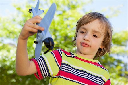 simsearch:400-07474903,k - Happy little boy with toy airplane on a sunny day Foto de stock - Super Valor sin royalties y Suscripción, Código: 400-08019083