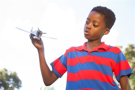 simsearch:400-07474903,k - Little boy playing with toy airplane on a sunny day Foto de stock - Super Valor sin royalties y Suscripción, Código: 400-08019106
