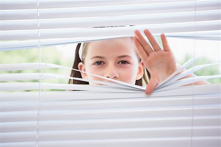 Little girl peeking through blinds from outside Foto de stock - Super Valor sin royalties y Suscripción, Código: 400-08019956