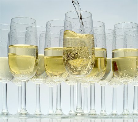 simsearch:628-05818002,k - Glasses of champagne on white background Foto de stock - Super Valor sin royalties y Suscripción, Código: 400-08011676