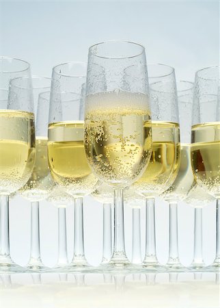 simsearch:628-05818002,k - Glasses of champagne on white background Foto de stock - Super Valor sin royalties y Suscripción, Código: 400-08011677