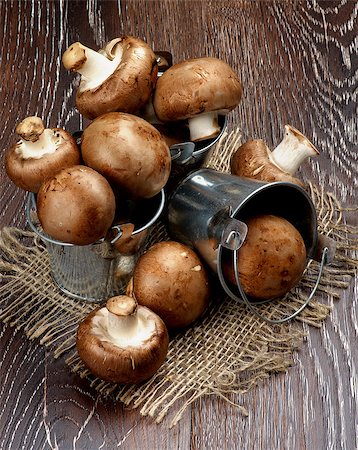 simsearch:400-06485810,k - Fresh Raw Portabello Mushrooms in Three Tin Buckets closeup on Dark Wooden background Fotografie stock - Microstock e Abbonamento, Codice: 400-08011821