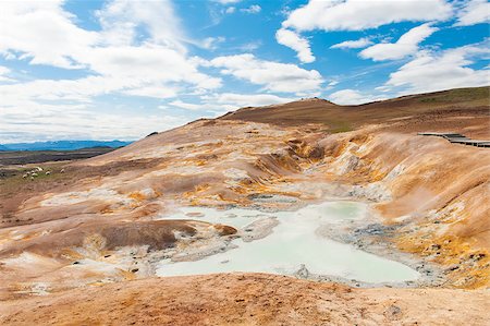 Leirhnjukur is the hot geothermal pool at Krafla area, Iceland. The area around the lake is multicolored and cracked. Fotografie stock - Microstock e Abbonamento, Codice: 400-08012967