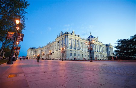 simsearch:400-04824556,k - Madrid, Spain - May 10, 2012: Royal palace (Palacio Real de Madrid) with visiting tourists on a spring night in Madrid, Spain Fotografie stock - Microstock e Abbonamento, Codice: 400-08013503