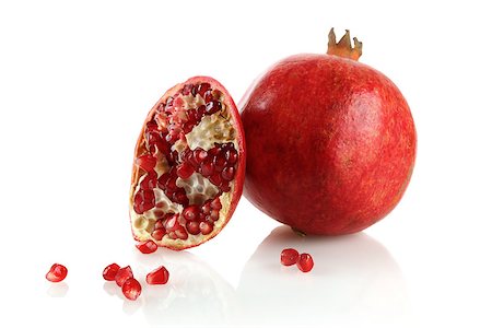 simsearch:693-08127360,k - Ripe appetizing Juicy pomegranate on a white background. Photographie de stock - Aubaine LD & Abonnement, Code: 400-08013708