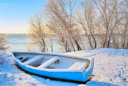 simsearch:400-04628388,k - blue boat near danube river in winter time Stockbilder - Microstock & Abonnement, Bildnummer: 400-08013825
