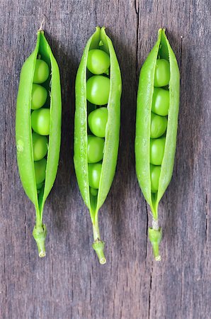 simsearch:400-07667021,k - Green peas on wooden background Stock Photo - Budget Royalty-Free & Subscription, Code: 400-08020538