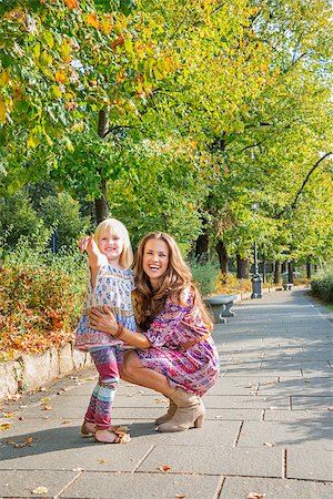 simsearch:400-08864986,k - Mother and baby girl pointing on something while in city park Stock Photo - Budget Royalty-Free & Subscription, Code: 400-08020824