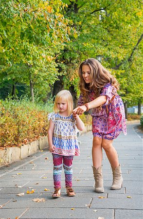simsearch:400-08864986,k - Baby girl and mother pointing on something while walking in city park Stock Photo - Budget Royalty-Free & Subscription, Code: 400-08020822