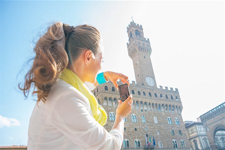 simsearch:400-08020855,k - Young woman taking photo of palazzo vecchio in florence, italy. rear view Stockbilder - Microstock & Abonnement, Bildnummer: 400-08020879