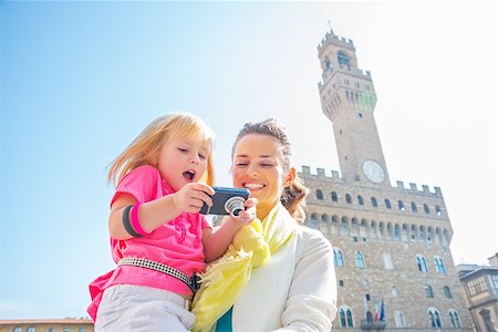 simsearch:400-08134697,k - Happy mother and baby girl checking photos in camera in front of palazzo vecchio in florence, italy in florence, italy Stock Photo - Budget Royalty-Free & Subscription, Code: 400-08020889