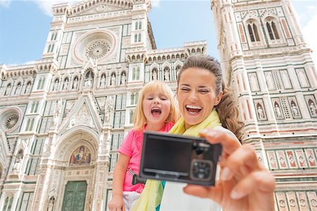 simsearch:400-08341864,k - Smiling mother and baby girl making selfie in front of duomo in florence, italy Fotografie stock - Microstock e Abbonamento, Codice: 400-08020906