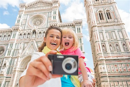 simsearch:400-08341864,k - Happy mother and baby girl taking photo in front of duomo in florence, italy Fotografie stock - Microstock e Abbonamento, Codice: 400-08020908