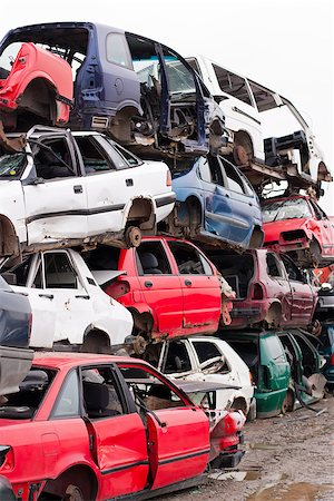 dépôt de ferraille - Piled up destroyed cars in the junkyard. Photographie de stock - Aubaine LD & Abonnement, Code: 400-08021221