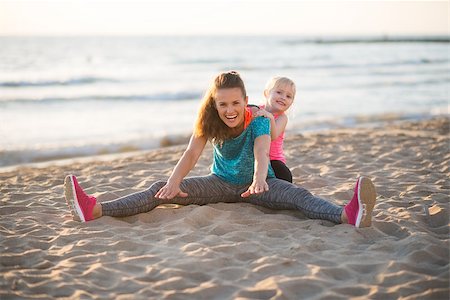 simsearch:400-08021640,k - Healthy mother and baby girl stretching on beach in the evening Foto de stock - Super Valor sin royalties y Suscripción, Código: 400-08021534