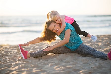 simsearch:400-08021640,k - Healthy mother and baby girl stretching on beach in the evening Foto de stock - Super Valor sin royalties y Suscripción, Código: 400-08021536