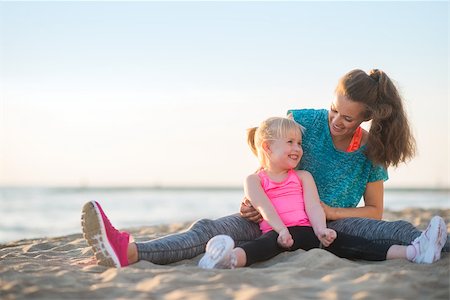 simsearch:400-08021640,k - Healthy mother and baby girl stretching on beach in the evening Foto de stock - Super Valor sin royalties y Suscripción, Código: 400-08021538