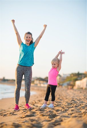 simsearch:400-08021640,k - Healthy mother and baby girl rejoicing in the evening on beach Foto de stock - Super Valor sin royalties y Suscripción, Código: 400-08021548