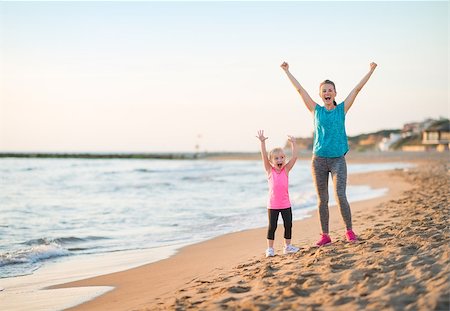 simsearch:400-08021640,k - Healthy mother and baby girl rejoicing in the evening on beach Foto de stock - Super Valor sin royalties y Suscripción, Código: 400-08021549