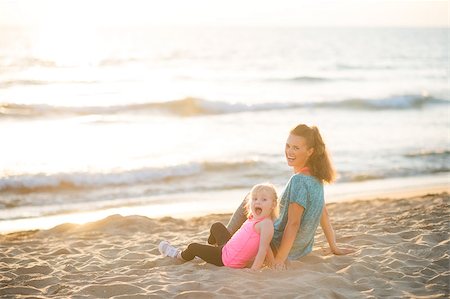 simsearch:400-08021640,k - Healthy mother and baby girl sitting on beach in the evening Foto de stock - Super Valor sin royalties y Suscripción, Código: 400-08021542