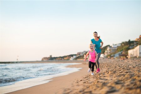 simsearch:400-08021640,k - Healthy mother and baby girl running on beach in the evening Foto de stock - Super Valor sin royalties y Suscripción, Código: 400-08021550