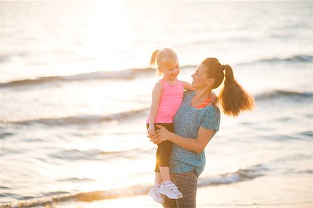 simsearch:400-08021640,k - Healthy mother and baby girl on beach in the evening Foto de stock - Super Valor sin royalties y Suscripción, Código: 400-08021552