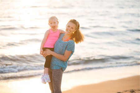 simsearch:400-08021640,k - Portrait of healthy mother and baby girl on beach in the evening Foto de stock - Super Valor sin royalties y Suscripción, Código: 400-08021553