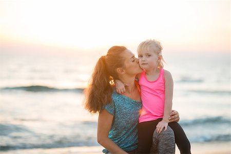 simsearch:400-06867373,k - Healthy mother and baby girl kissing on beach in the evening Stockbilder - Microstock & Abonnement, Bildnummer: 400-08021569