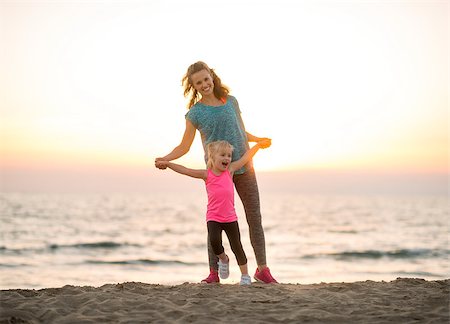 simsearch:400-06867373,k - Mother and baby girl having fun time on beach in the evening Stockbilder - Microstock & Abonnement, Bildnummer: 400-08021576