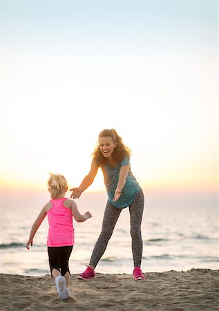 simsearch:400-06867373,k - Mother and baby girl having fun time on beach in the evening Stockbilder - Microstock & Abonnement, Bildnummer: 400-08021577