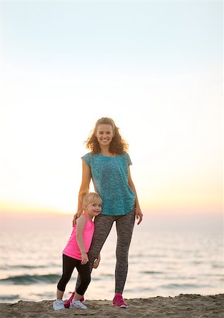 simsearch:400-06867373,k - Portrait of healthy mother and baby girl on beach in the evening Stockbilder - Microstock & Abonnement, Bildnummer: 400-08021578