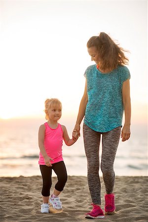 simsearch:400-06867373,k - Healthy mother and baby girl walking on beach in the evening Stockbilder - Microstock & Abonnement, Bildnummer: 400-08021572