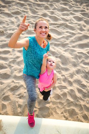simsearch:400-06867373,k - Portrait of healthy mother and baby girl on beach pointing Stockbilder - Microstock & Abonnement, Bildnummer: 400-08021601