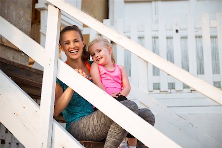 simsearch:400-06867373,k - Healthy mother and baby girl sitting on stairs of beach house Stockbilder - Microstock & Abonnement, Bildnummer: 400-08021611