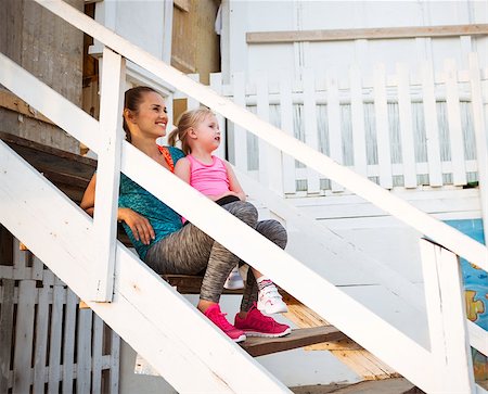 simsearch:400-08021640,k - Healthy mother and baby girl sitting on stairs of beach house and looking into distance Foto de stock - Super Valor sin royalties y Suscripción, Código: 400-08021613